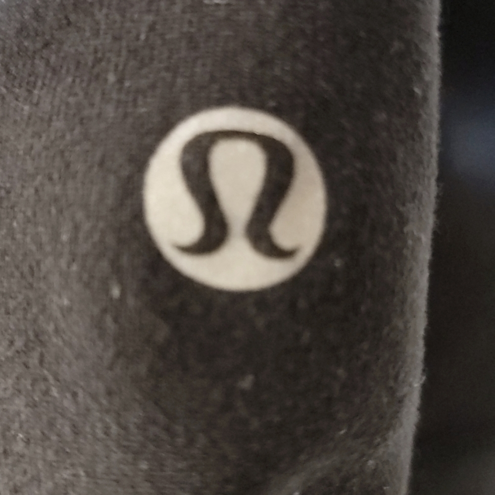 Black Lulu tank size 4, in good used condition. Comes with removable bra pads - Picture 2 of 4